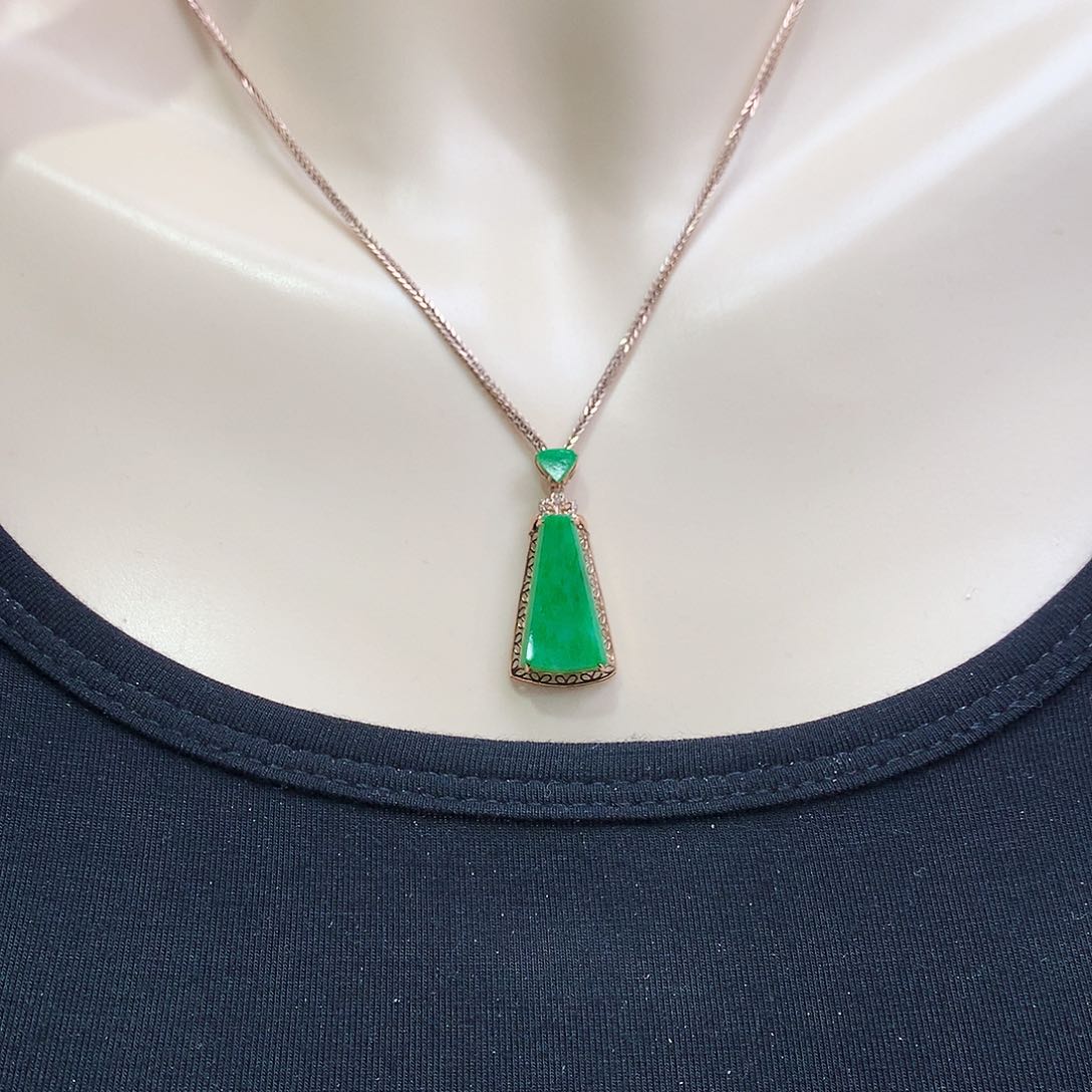 翡翠颈饰18K金镶嵌无事牌