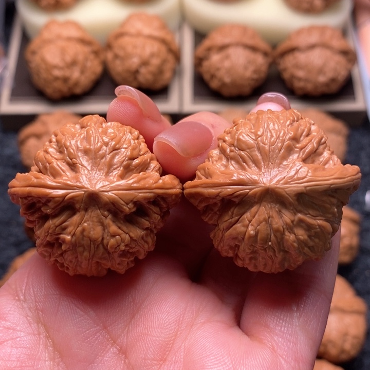 文玩核桃把件野生红皮正磨37