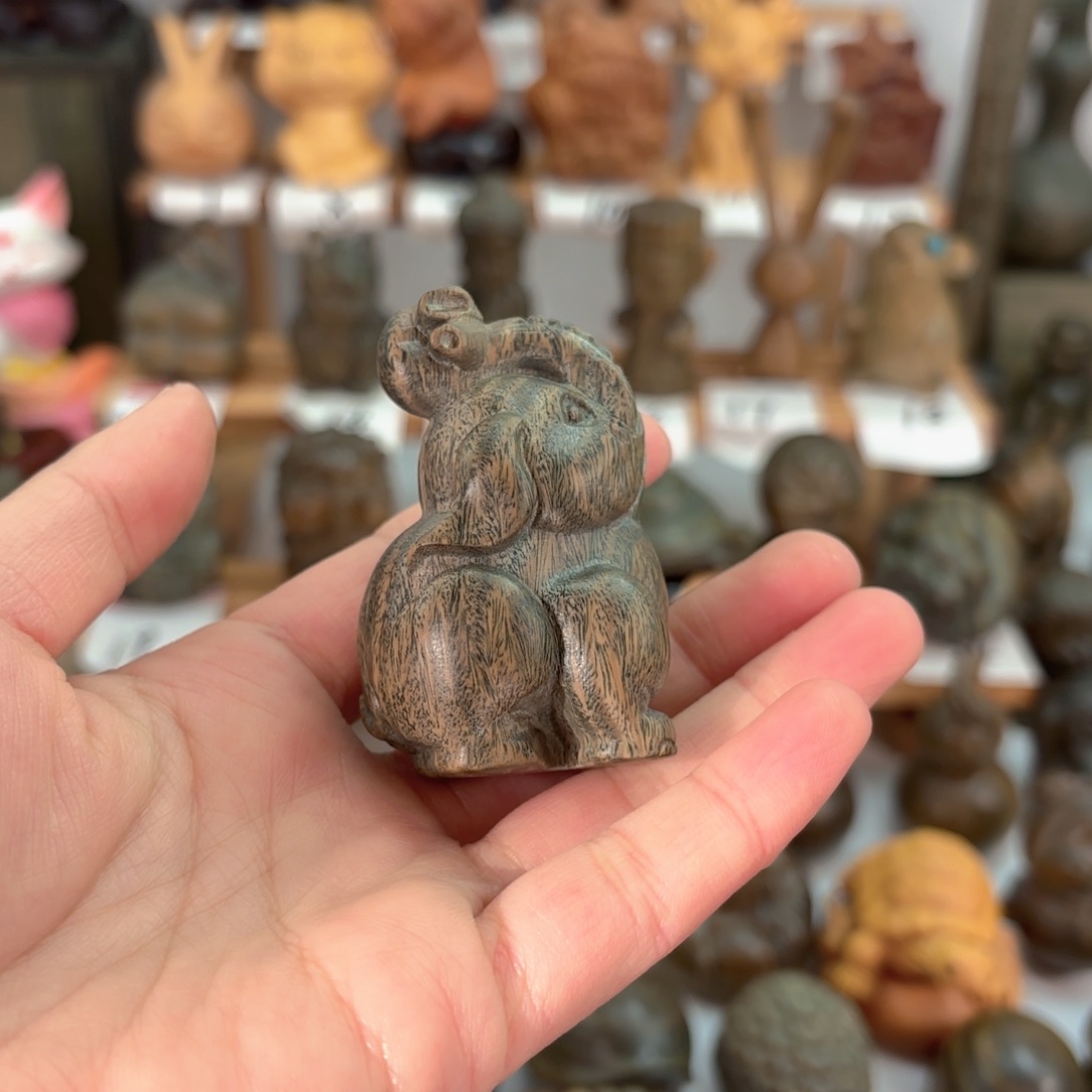 夏***、木绿檀木小象手把件