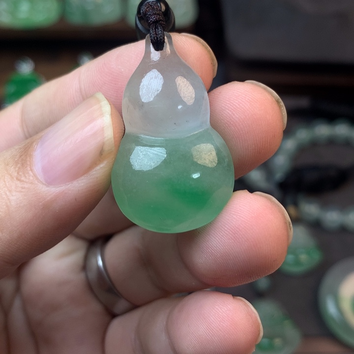 L***n冰种缅翠挂件吊坠