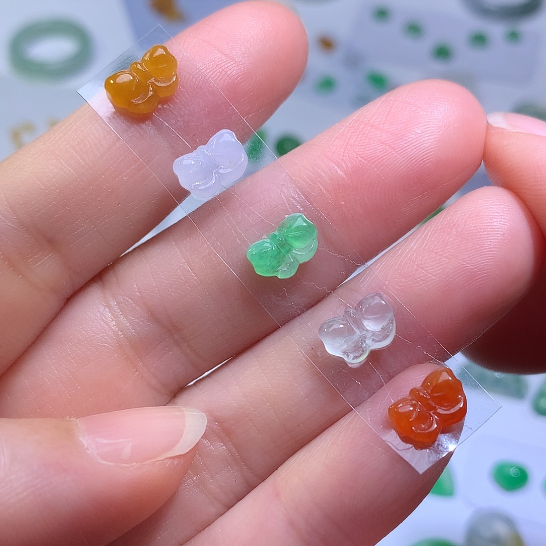 翡翠未镶嵌颈饰蝴蝶结