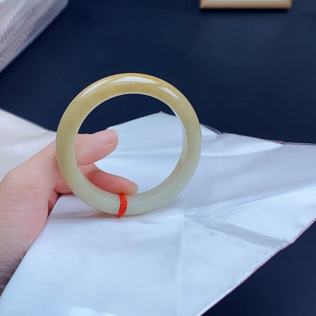 翡翠手镯未镶嵌翡翠