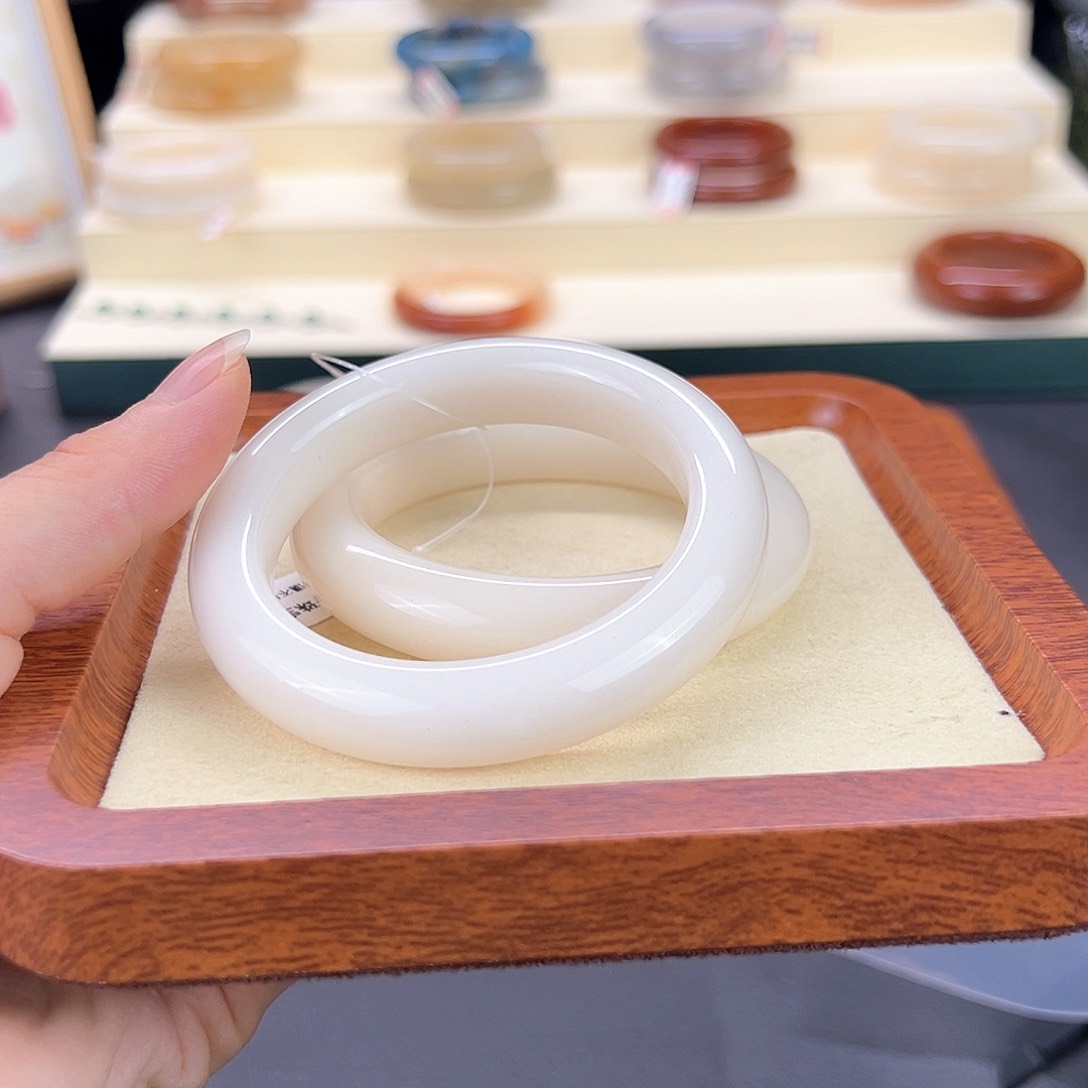 ****猫石英质玉手镯未镶嵌