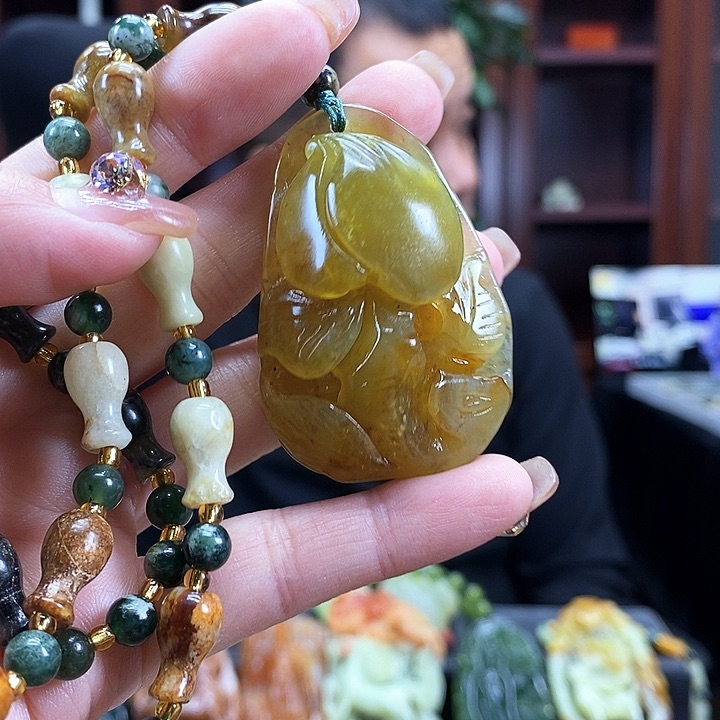 蛇纹石玉吊坠未镶嵌