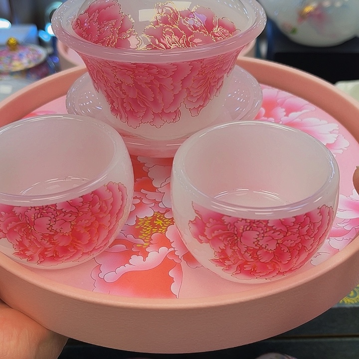 段泥茶杯啦旅途呜呜兔兔图小心翼翼