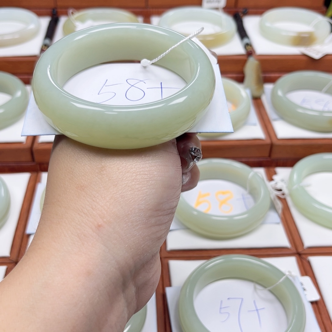 未镶嵌手镯和田玉