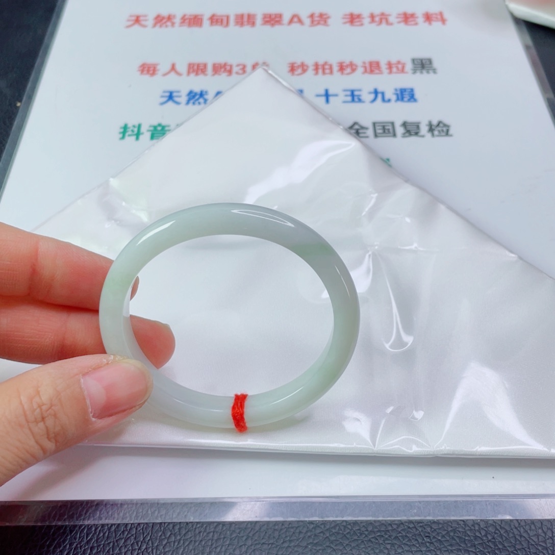 翡翠手镯未镶嵌闹***气天然