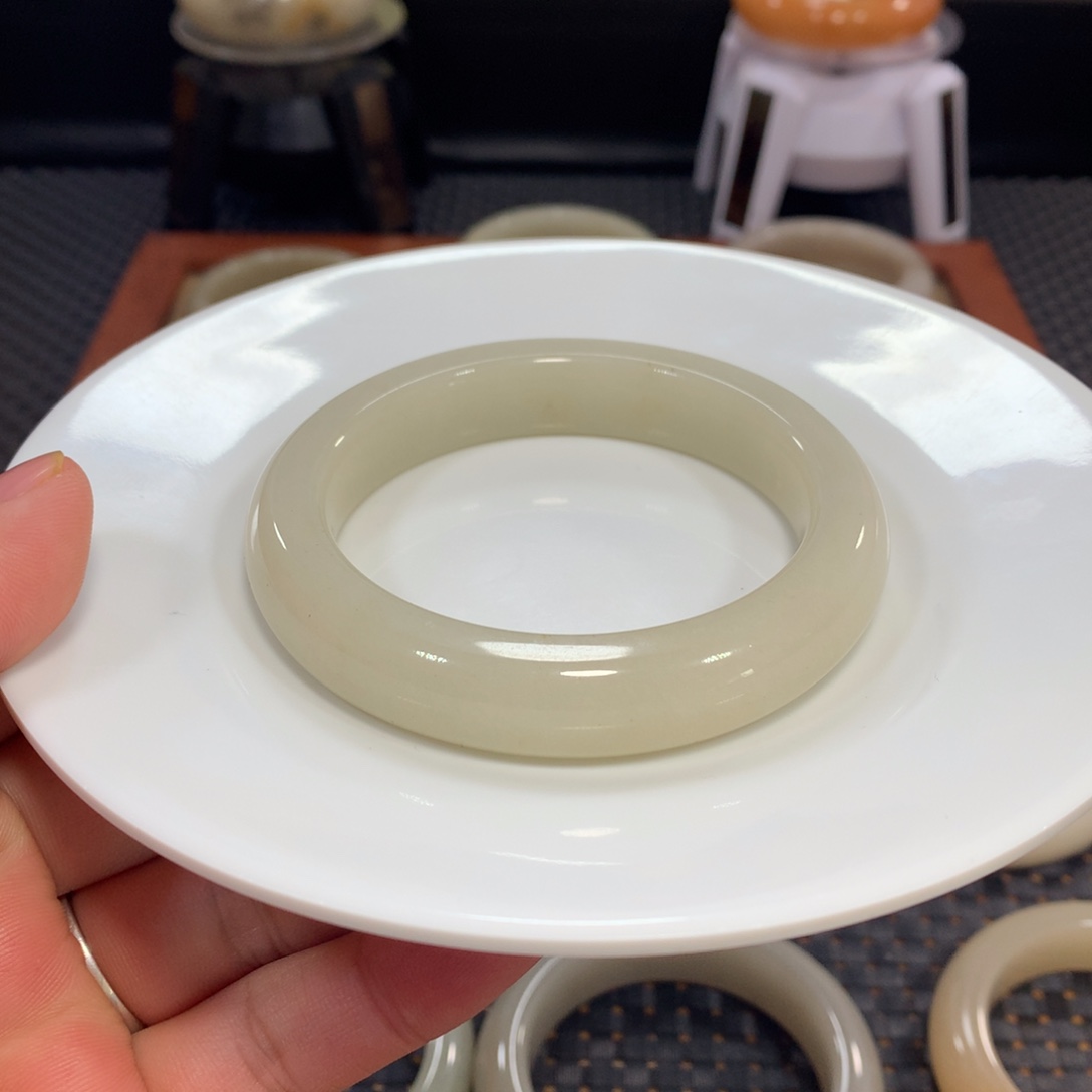 石英质玉（佘太翠）未镶嵌手镯漏60.7豆青