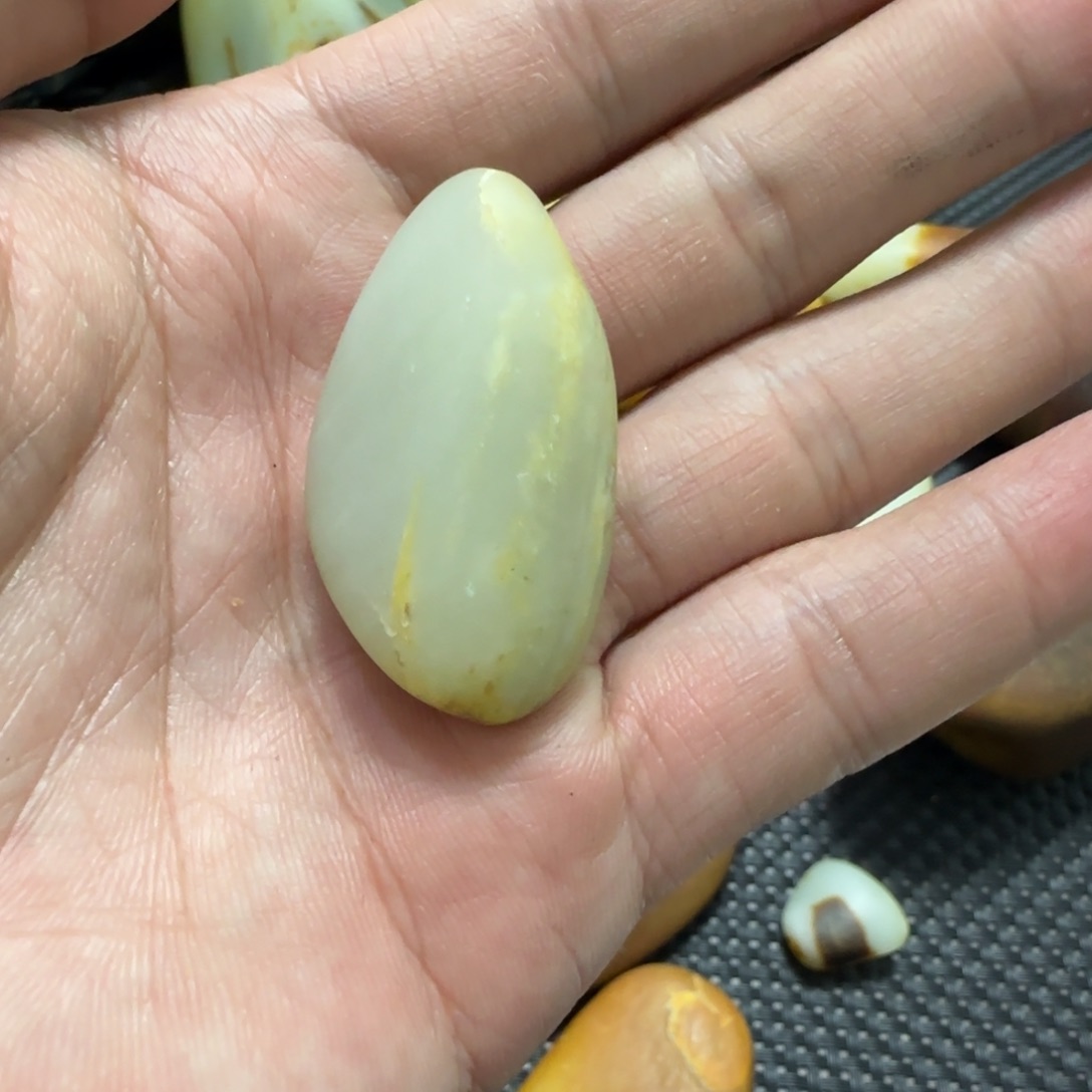 和田玉（糖玉）挂件未镶嵌淡**云