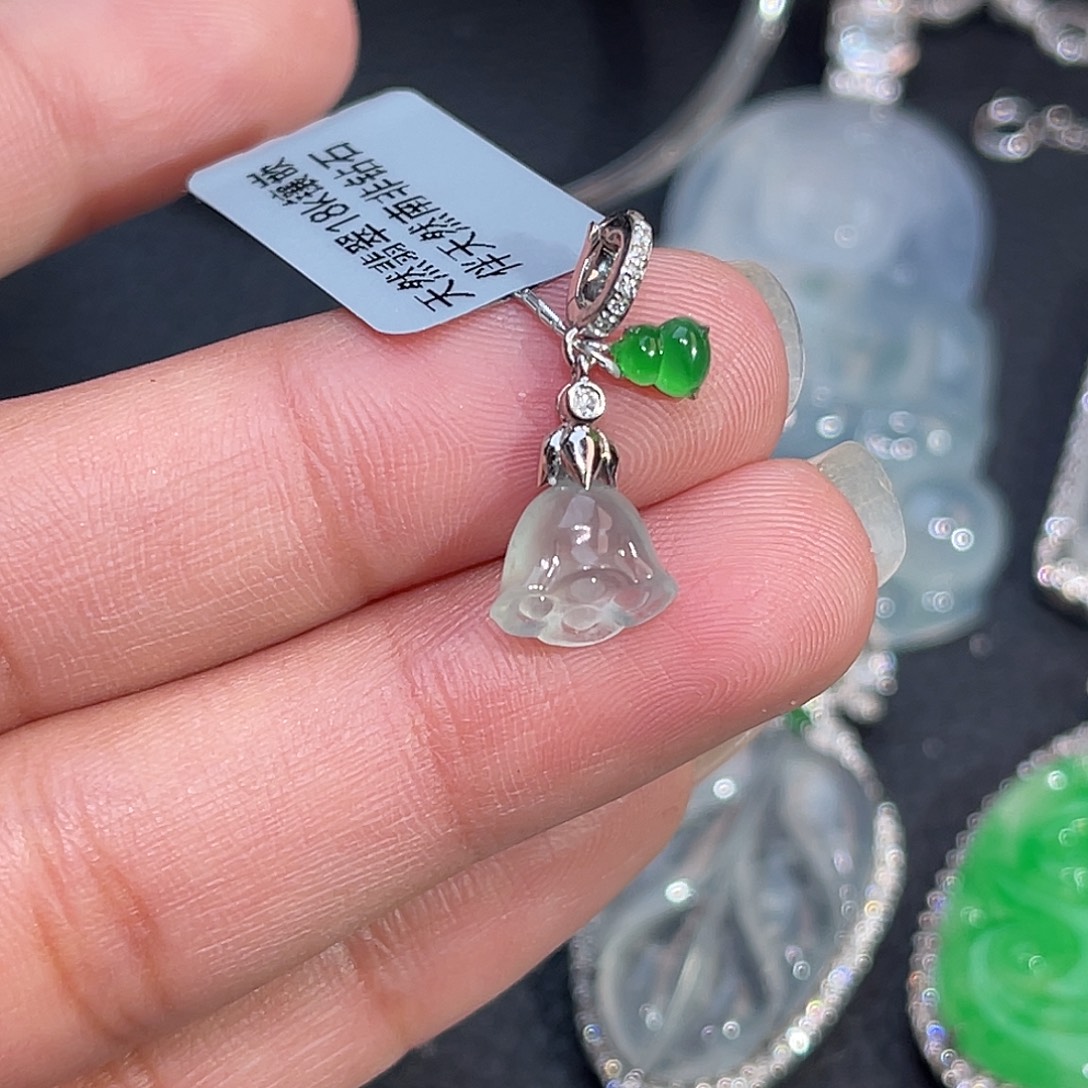 翡翠18K金镶嵌颈饰莲蓬