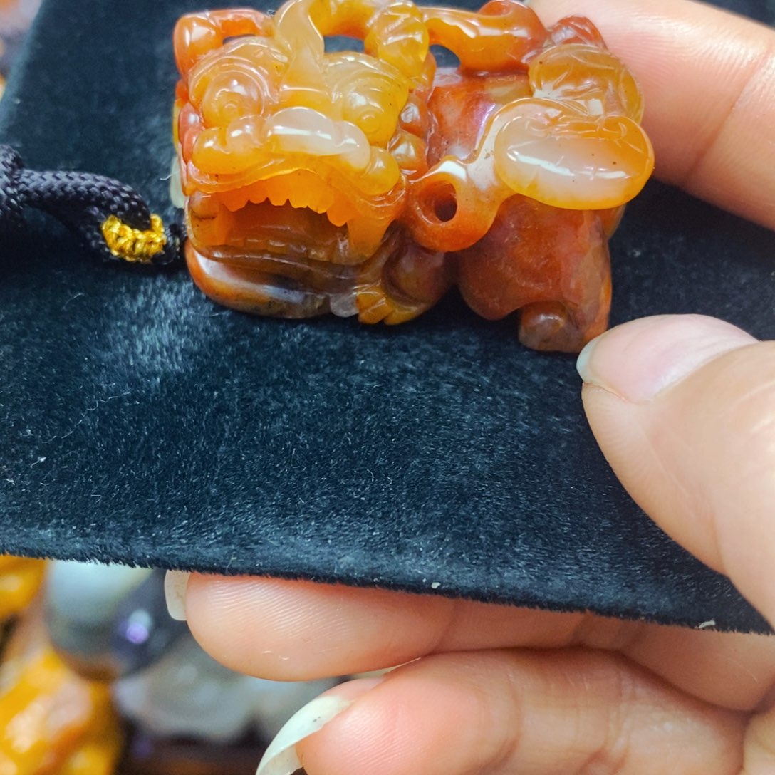 未镶嵌石英质玉（黄龙玉）颈饰