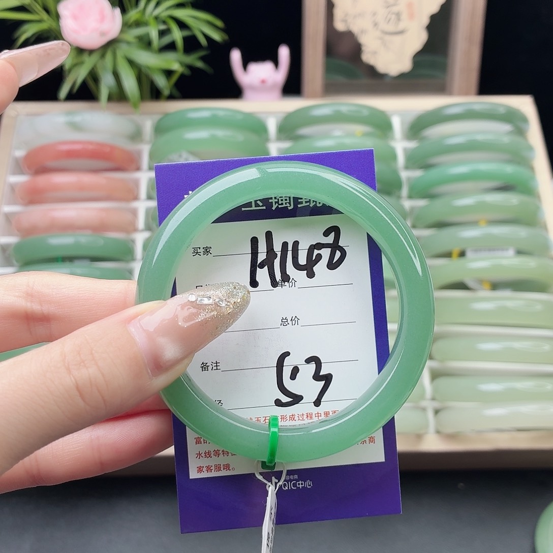 馨****石英质玉未镶嵌手镯
