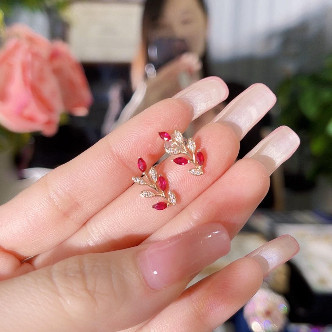 我***堡耳饰红宝石18K金镶嵌