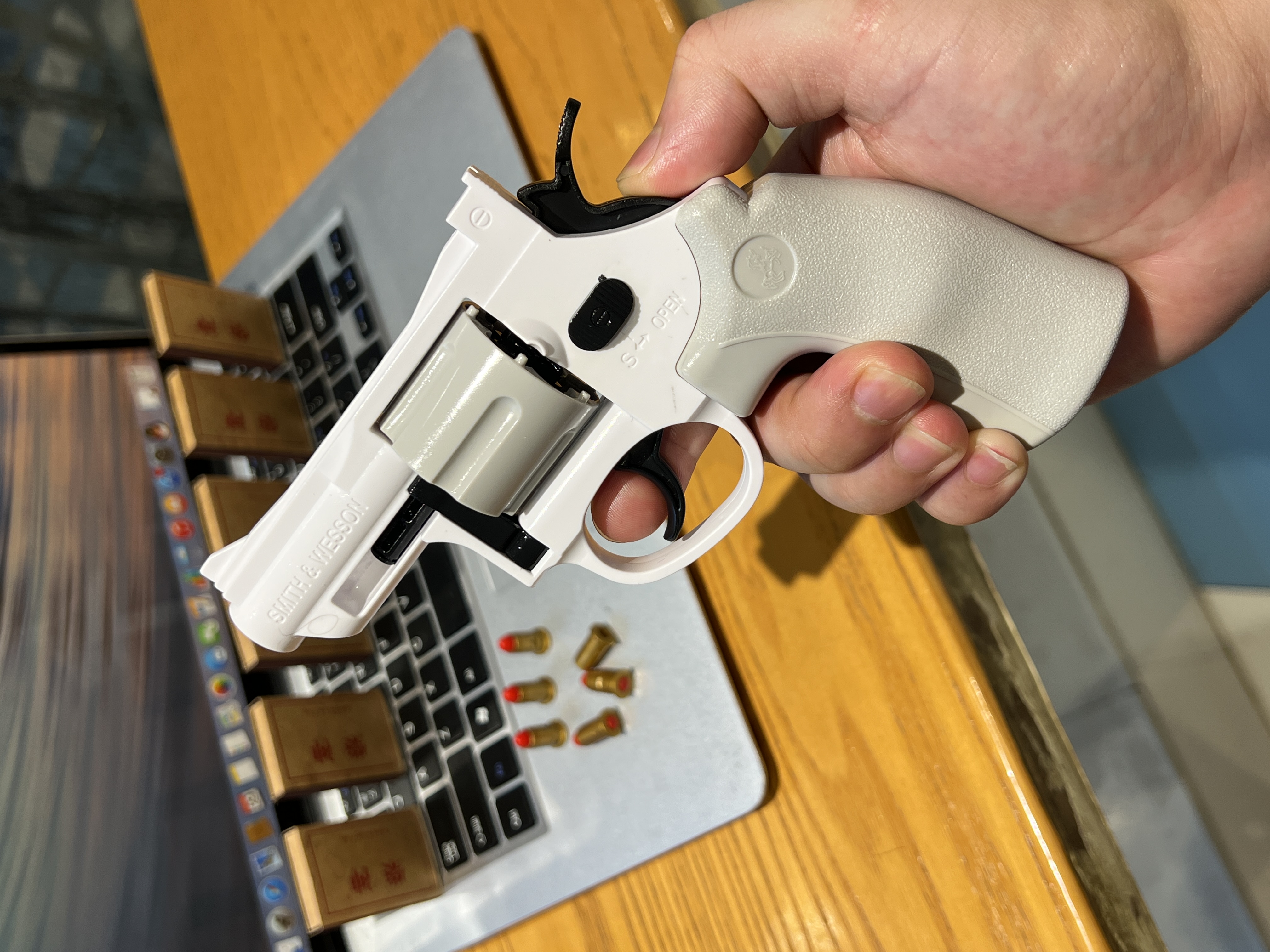 左轮连发左轮软弹好玩玩具枪一键脱壳手枪月亮连续发射抢模型