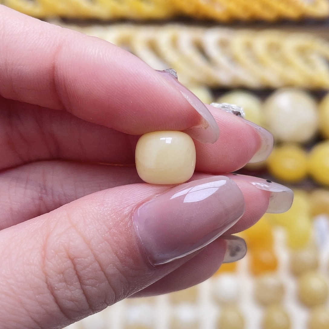 琥珀未镶嵌裸石10.1*8.8mm老型瑕