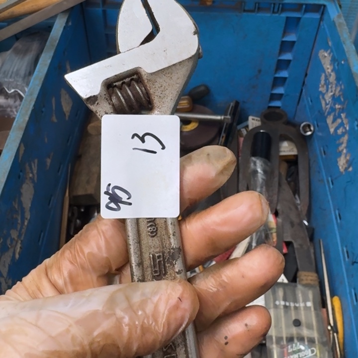 何***）家用五金工具一个