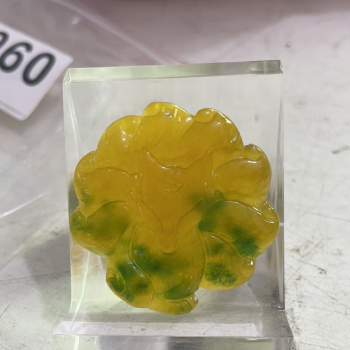 140  黄加绿九尾狐吊坠牌