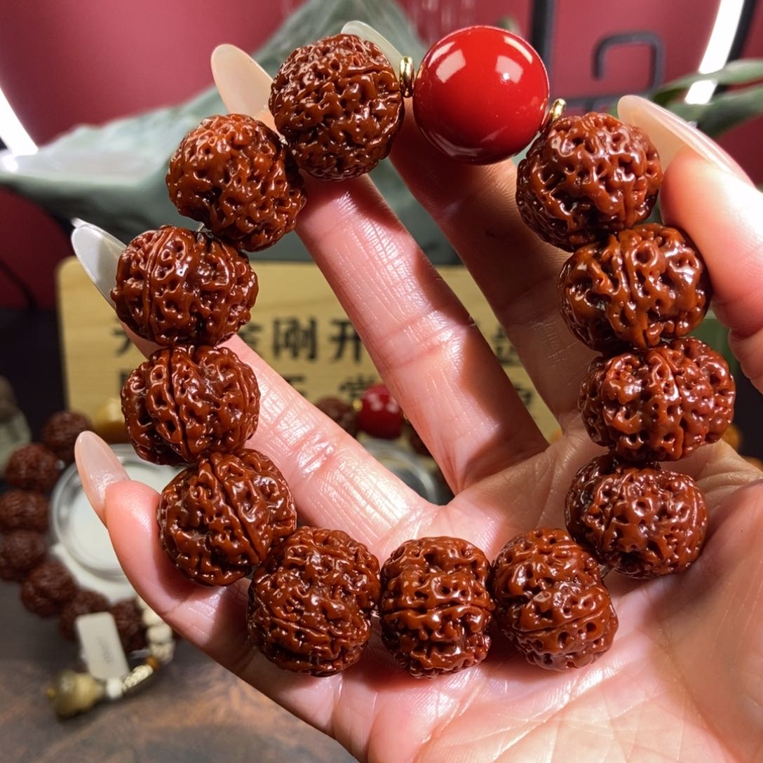 金刚菩提吊坠521红。            