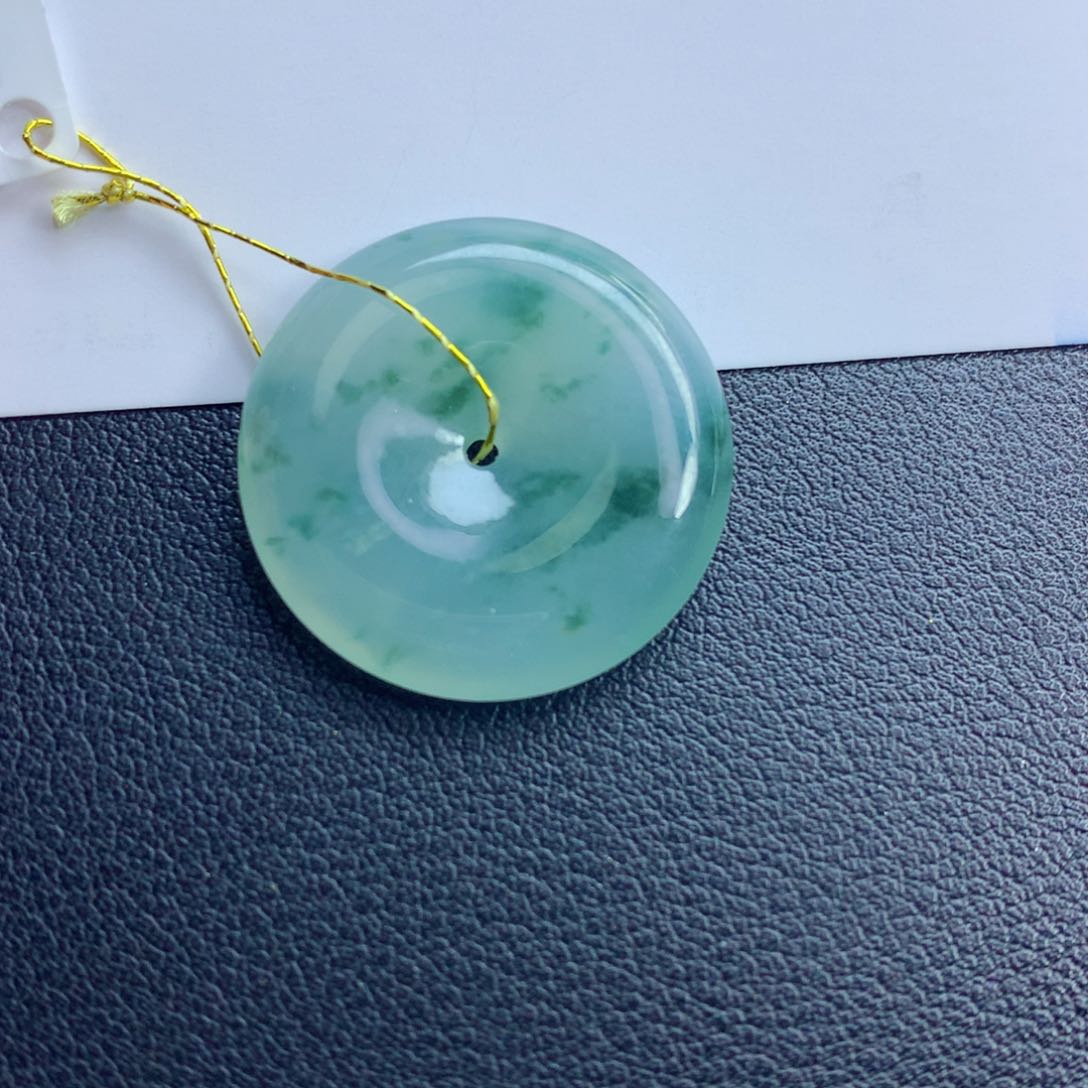 翡翠颈饰未镶嵌平安扣