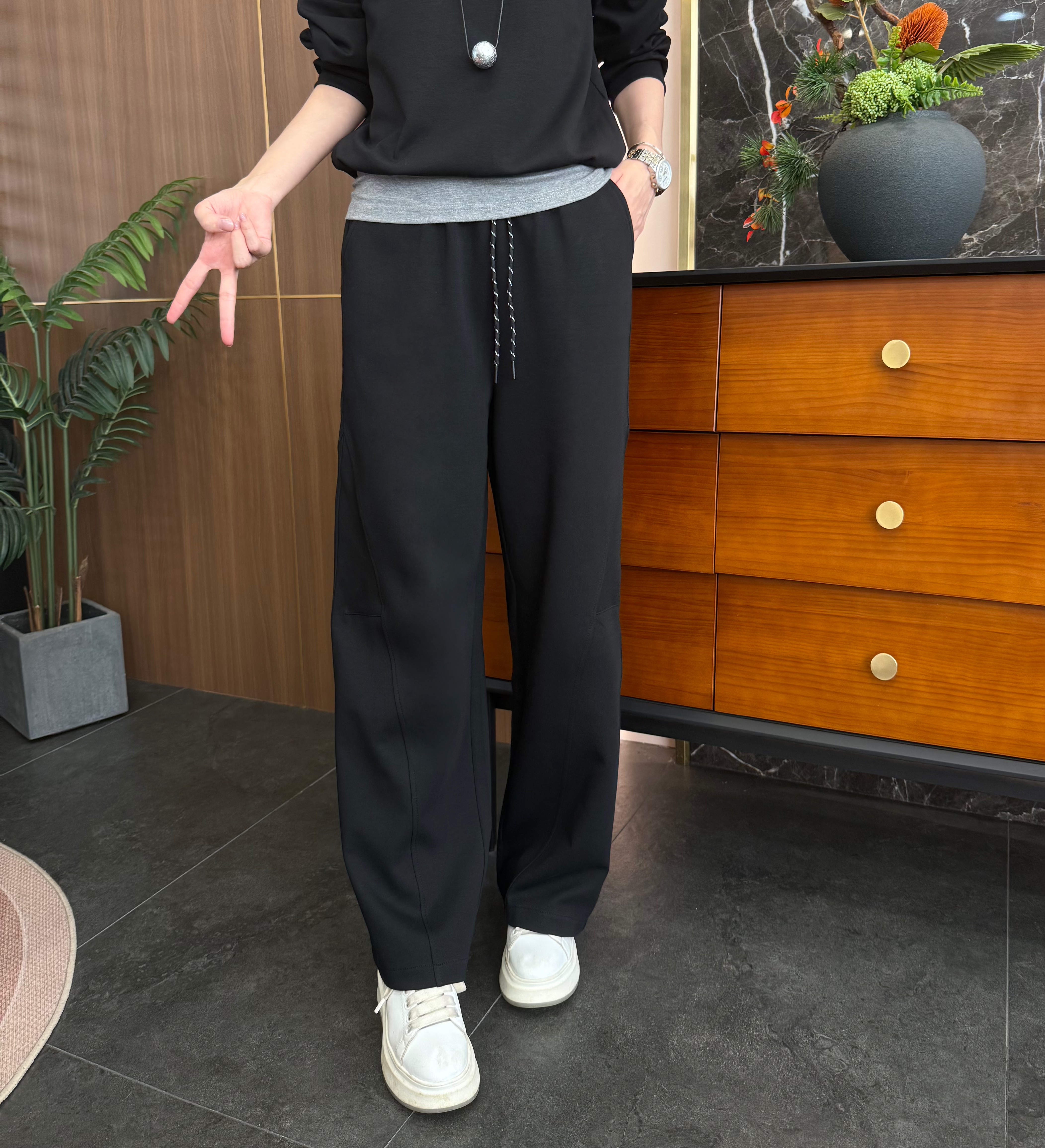 2025秋季抽绳松紧腰休闲阔腿卫裤女气质垂感宽松弯刀裤香蕉裤长裤