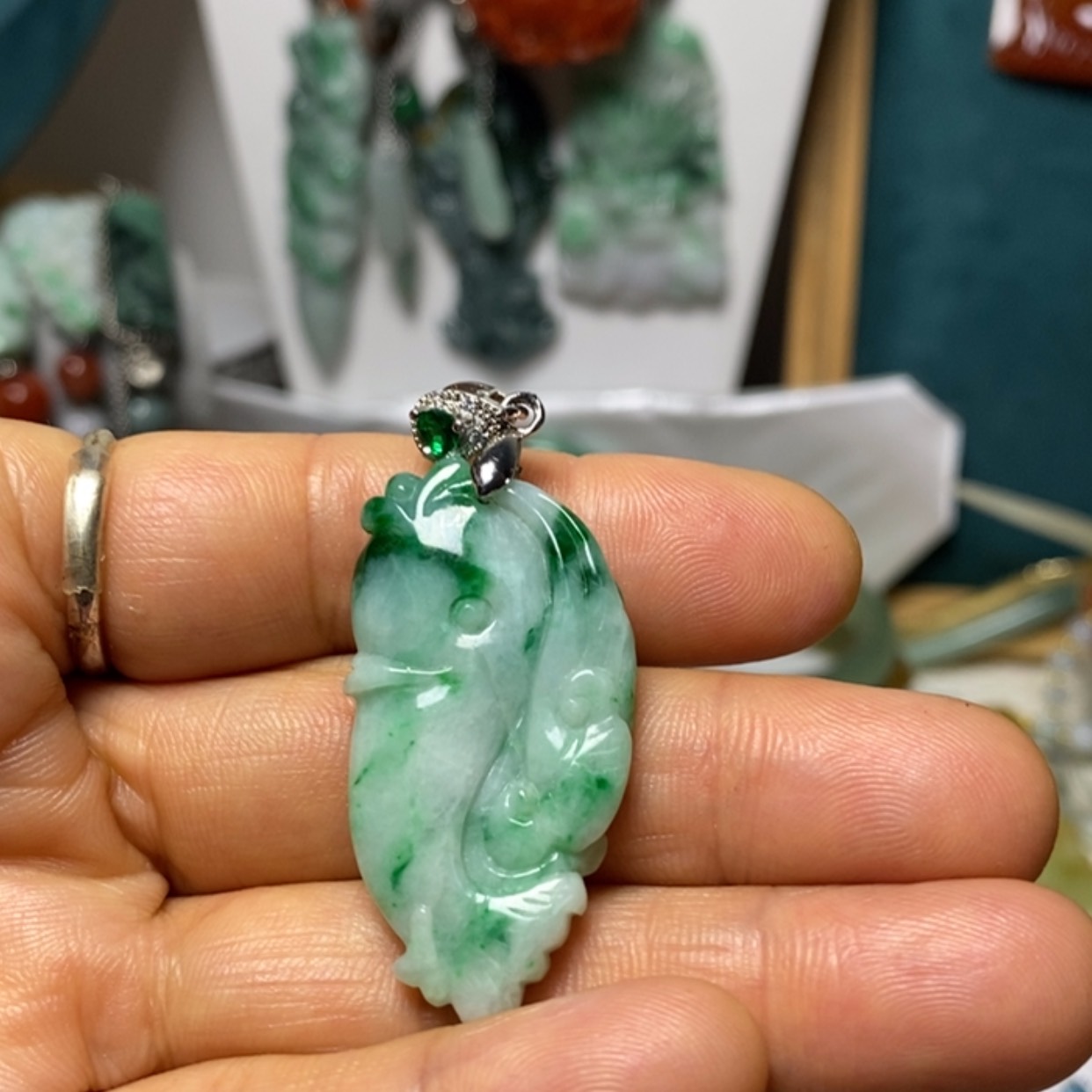 【闪购商品】翡翠吊坠(赠链)未镶嵌