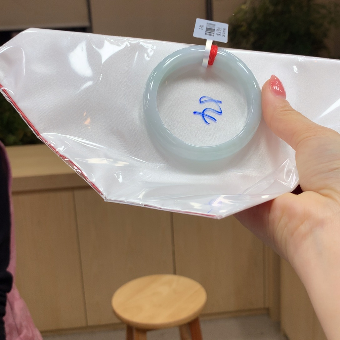翡翠手镯未镶嵌不退不换