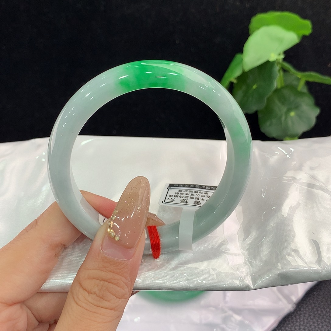 翡翠手镯未镶嵌正57