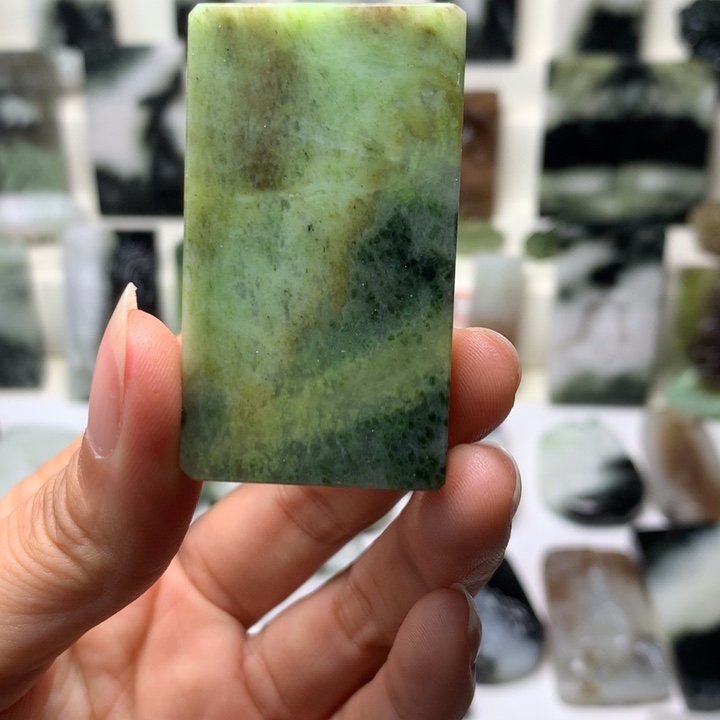 独山玉未镶嵌颈饰