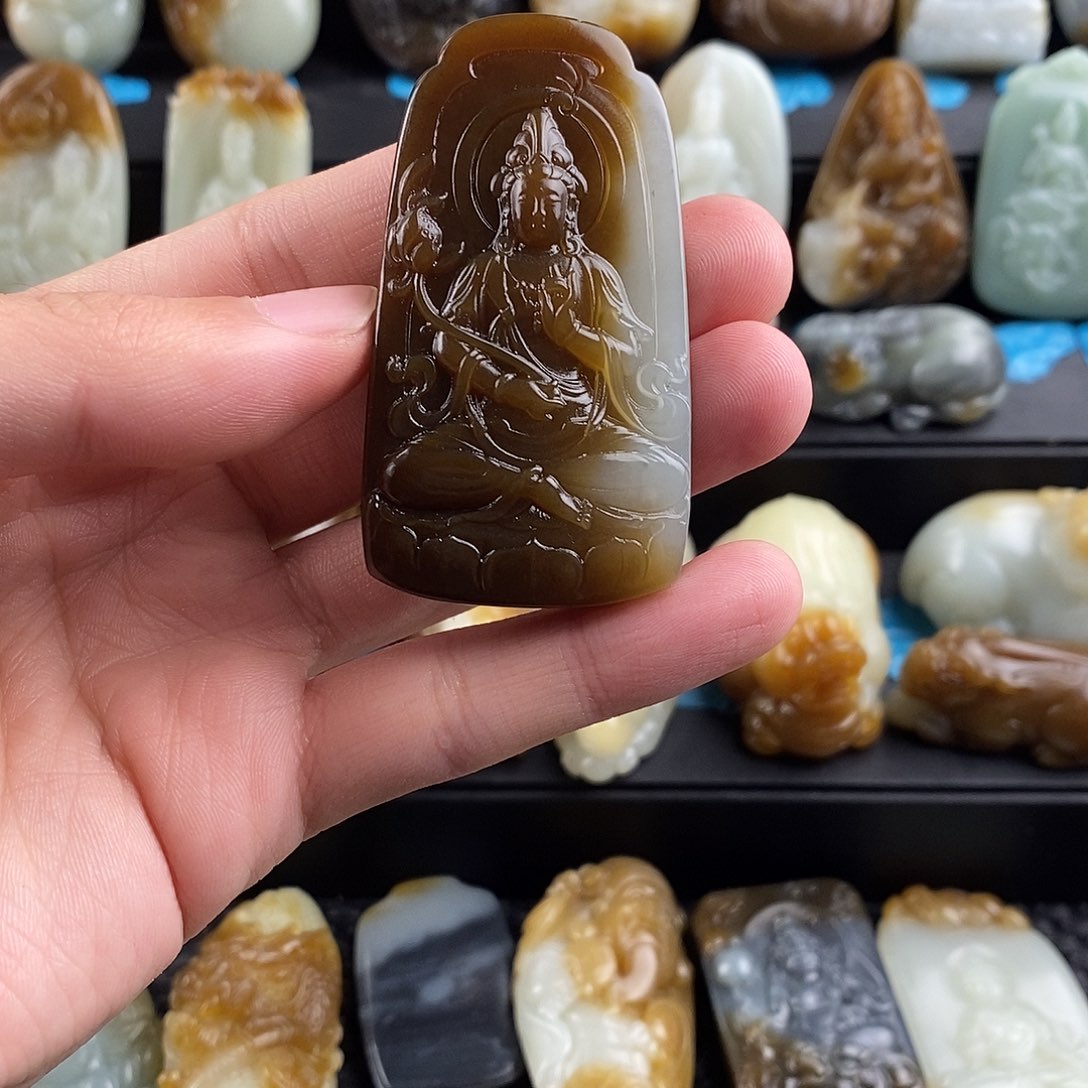 和田玉挂件未镶嵌黑****?