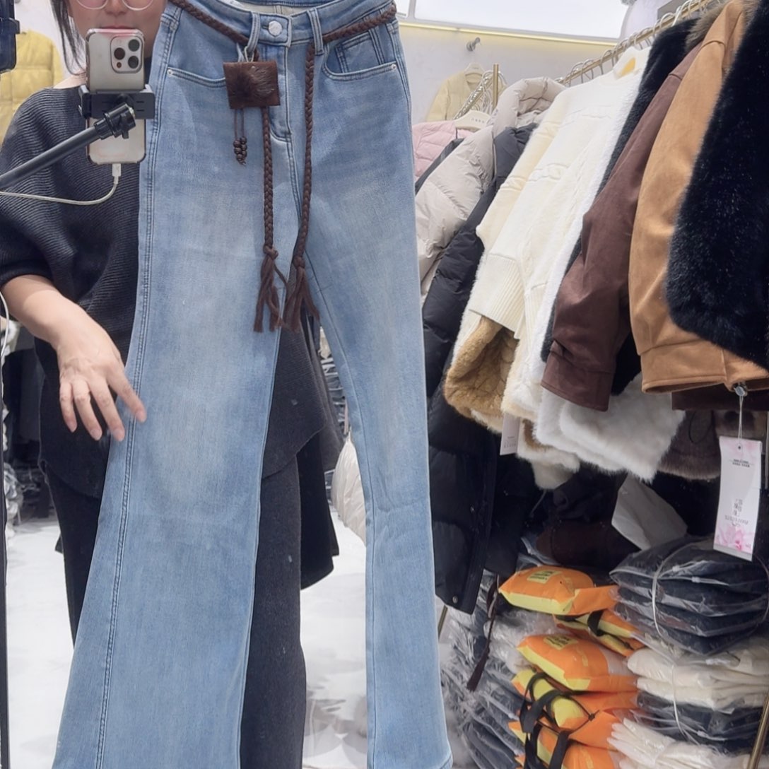 浅蓝色加绒的牛仔裤