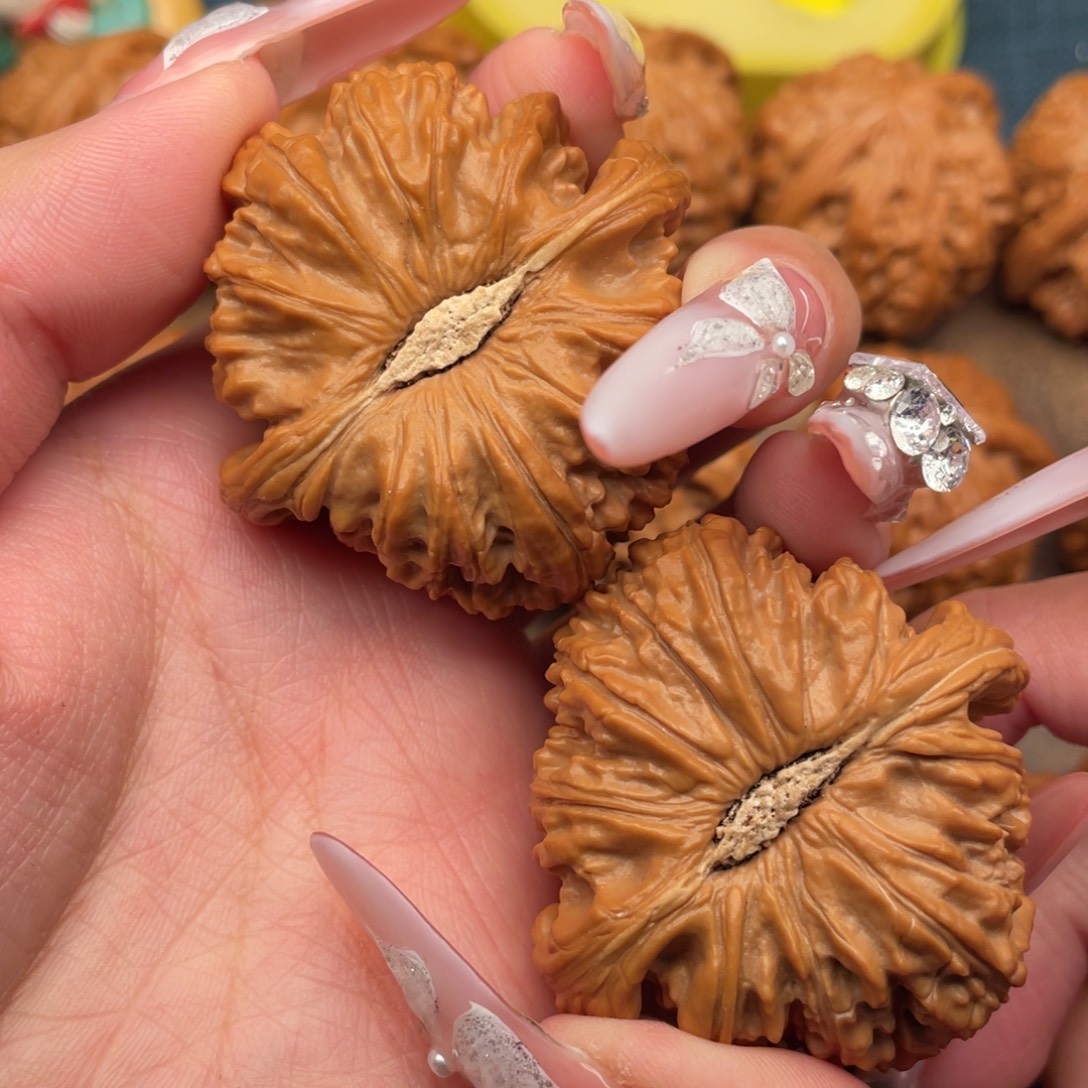 把件文玩核桃全品毕业卡姿兰底白狮子46