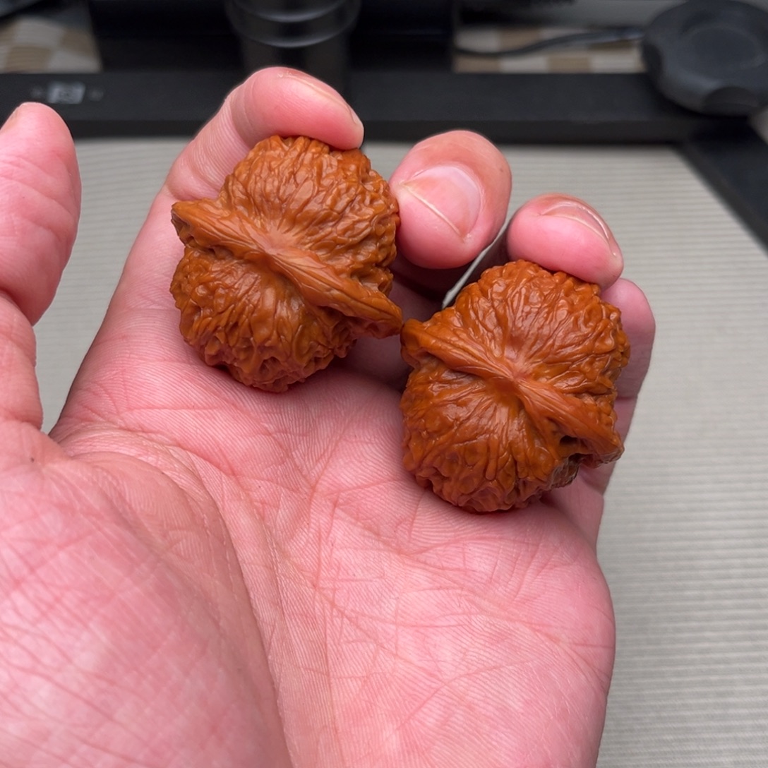 文玩核桃吊坠血麒麟