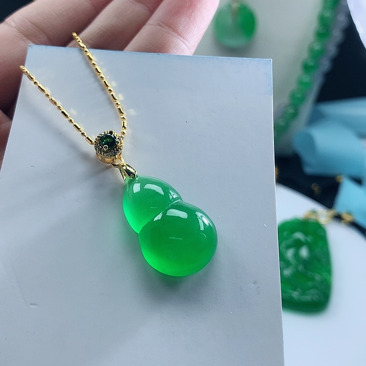 翡翠未镶嵌吊坠(赠链)