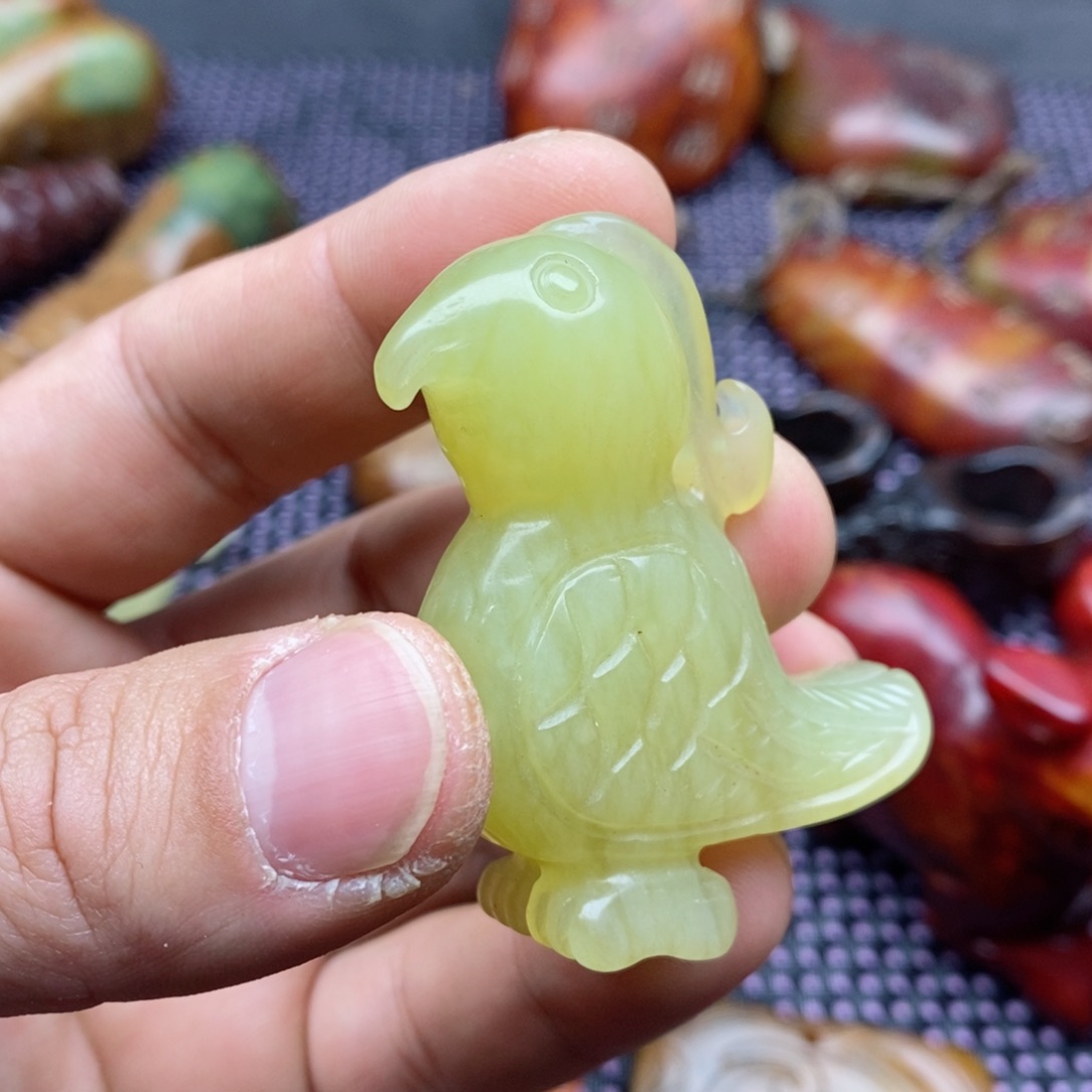 蛇纹石玉颈饰未镶嵌