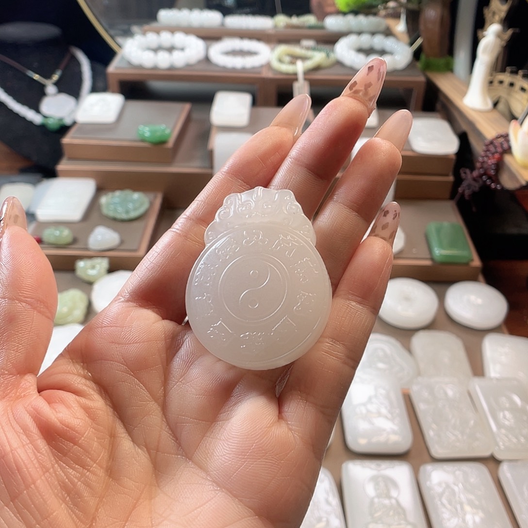瘦***嗨石英质玉（金丝玉）未镶嵌颈饰新疆金丝玉双面雕工
