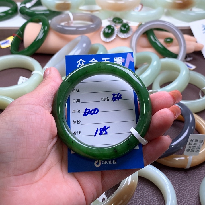 和田玉未镶嵌手镯富***?