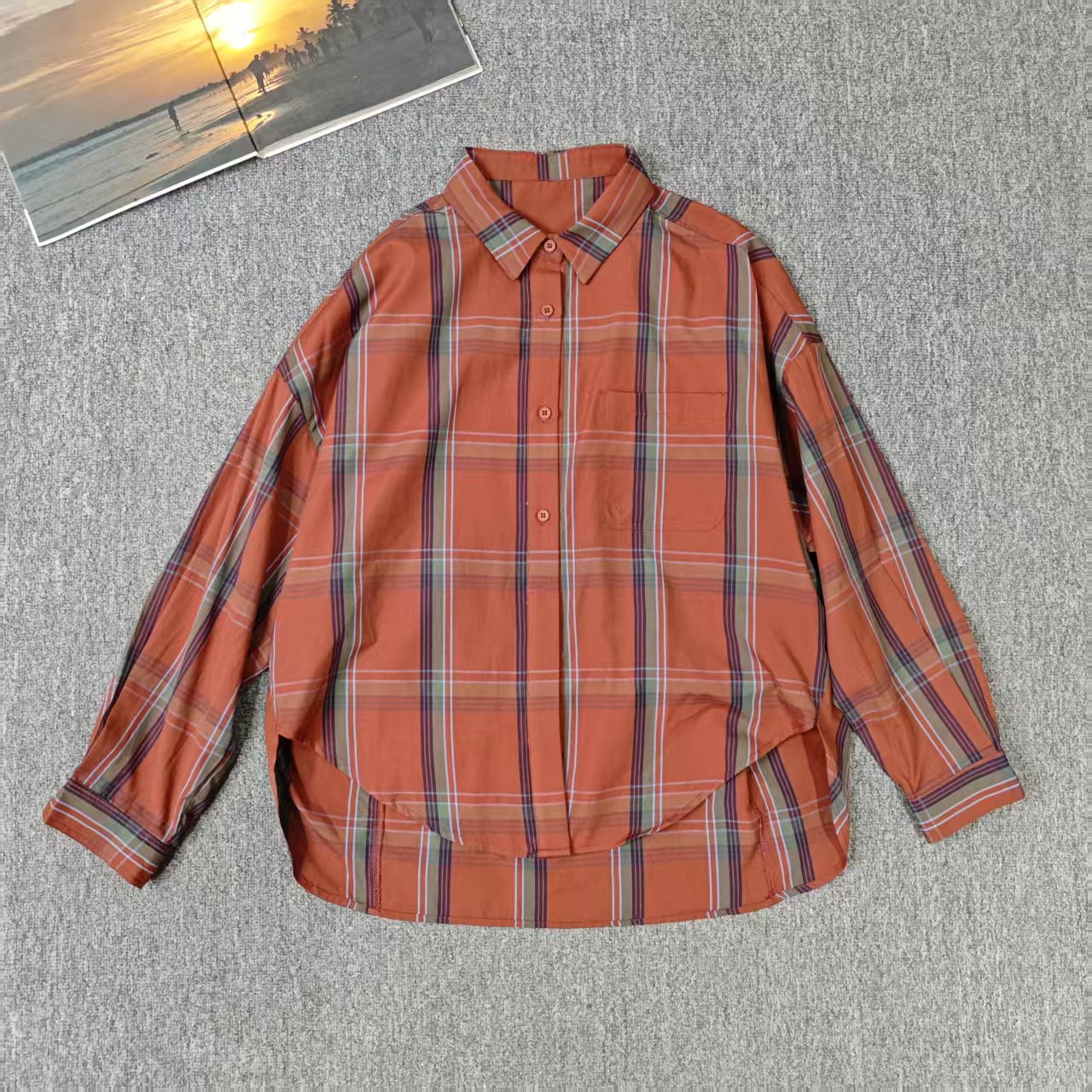 13291余小鱼【日不落】橘红格子百搭单排扣压褶POLO领长袖衬衫女装