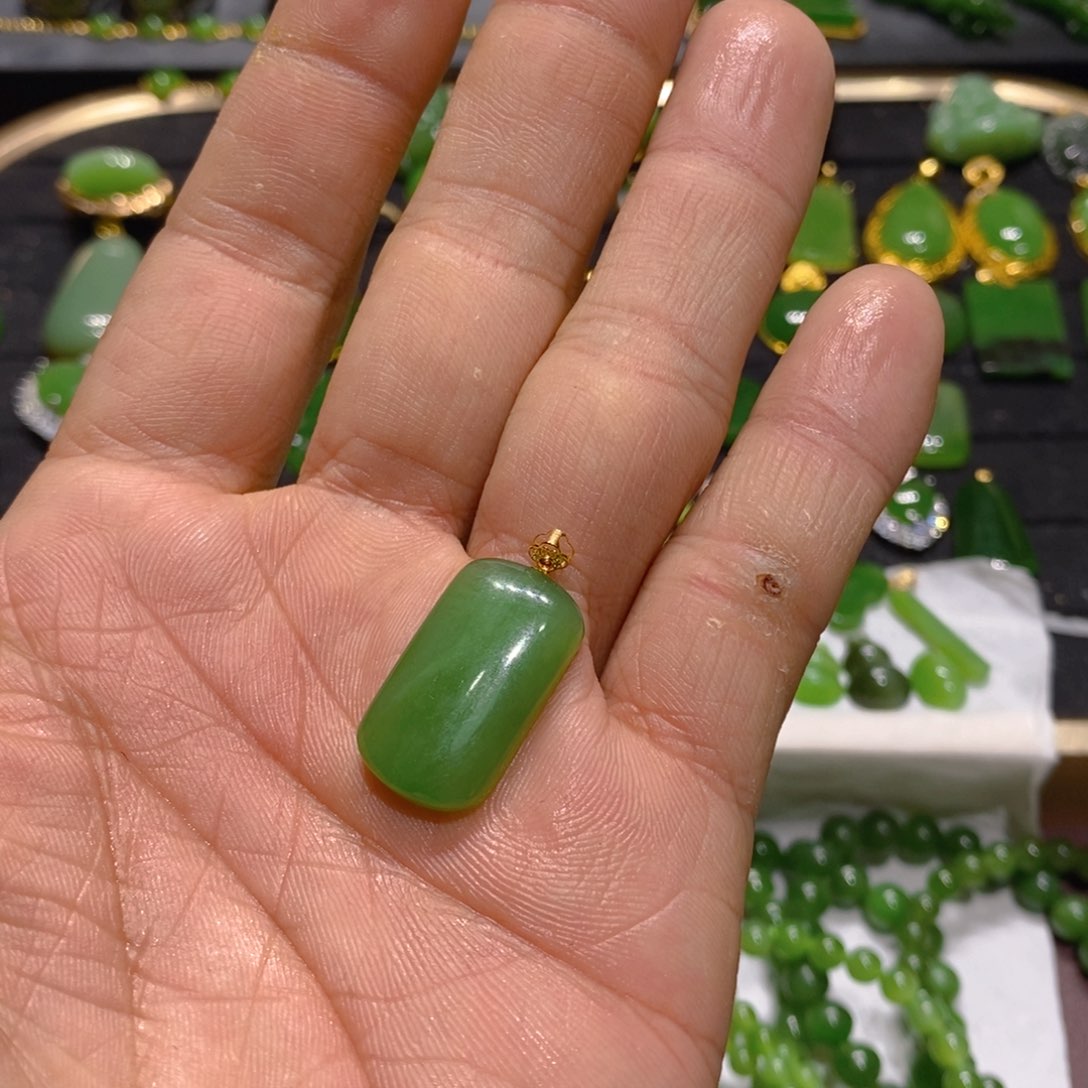 和田玉（碧玉）颈饰18K金镶嵌小*