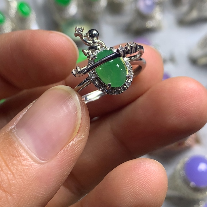 翡翠未镶嵌戒指银托镶嵌，可直接佩戴