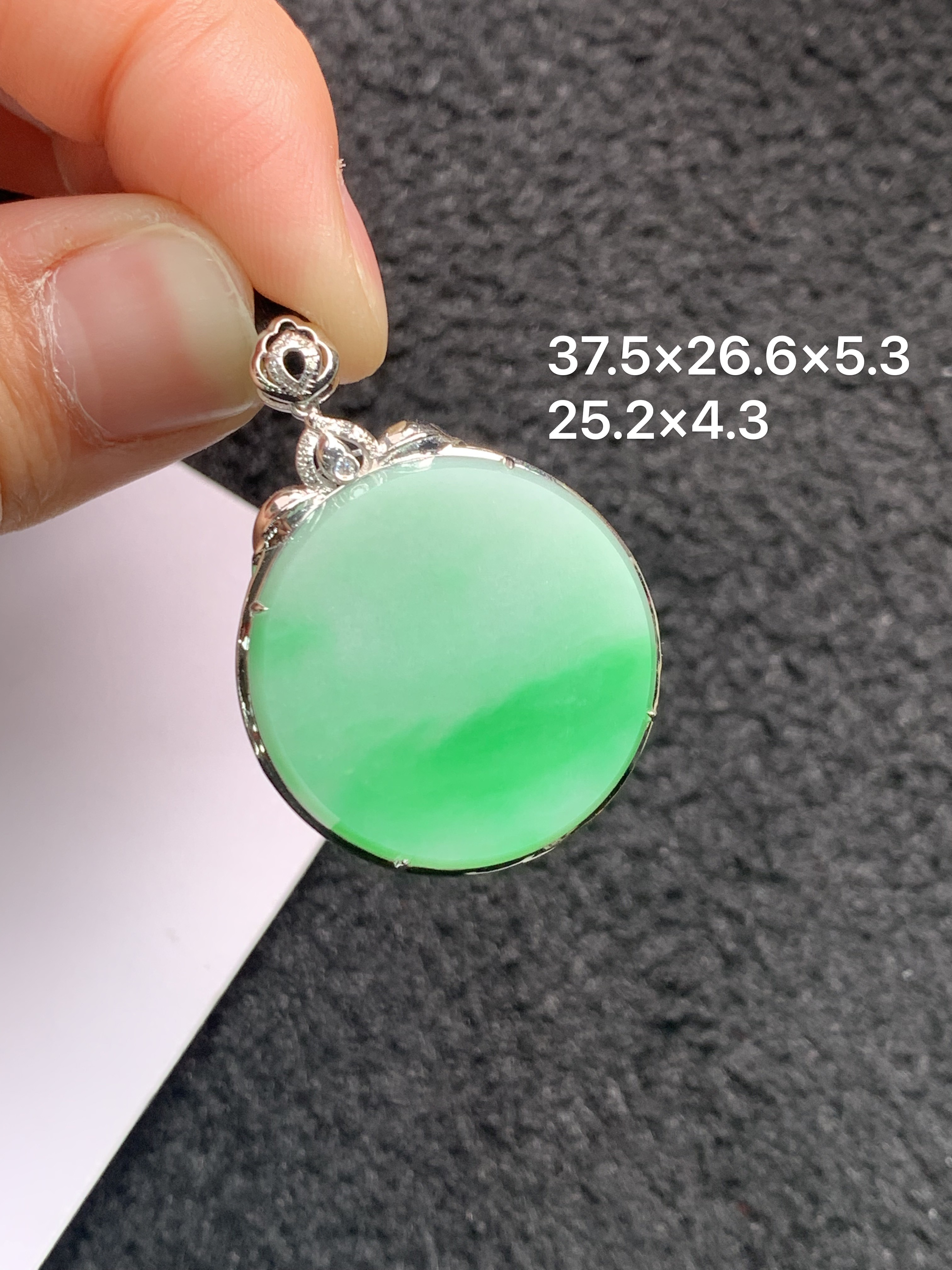 18K金镶嵌天然缅甸翡翠阳绿圆牌吊坠
