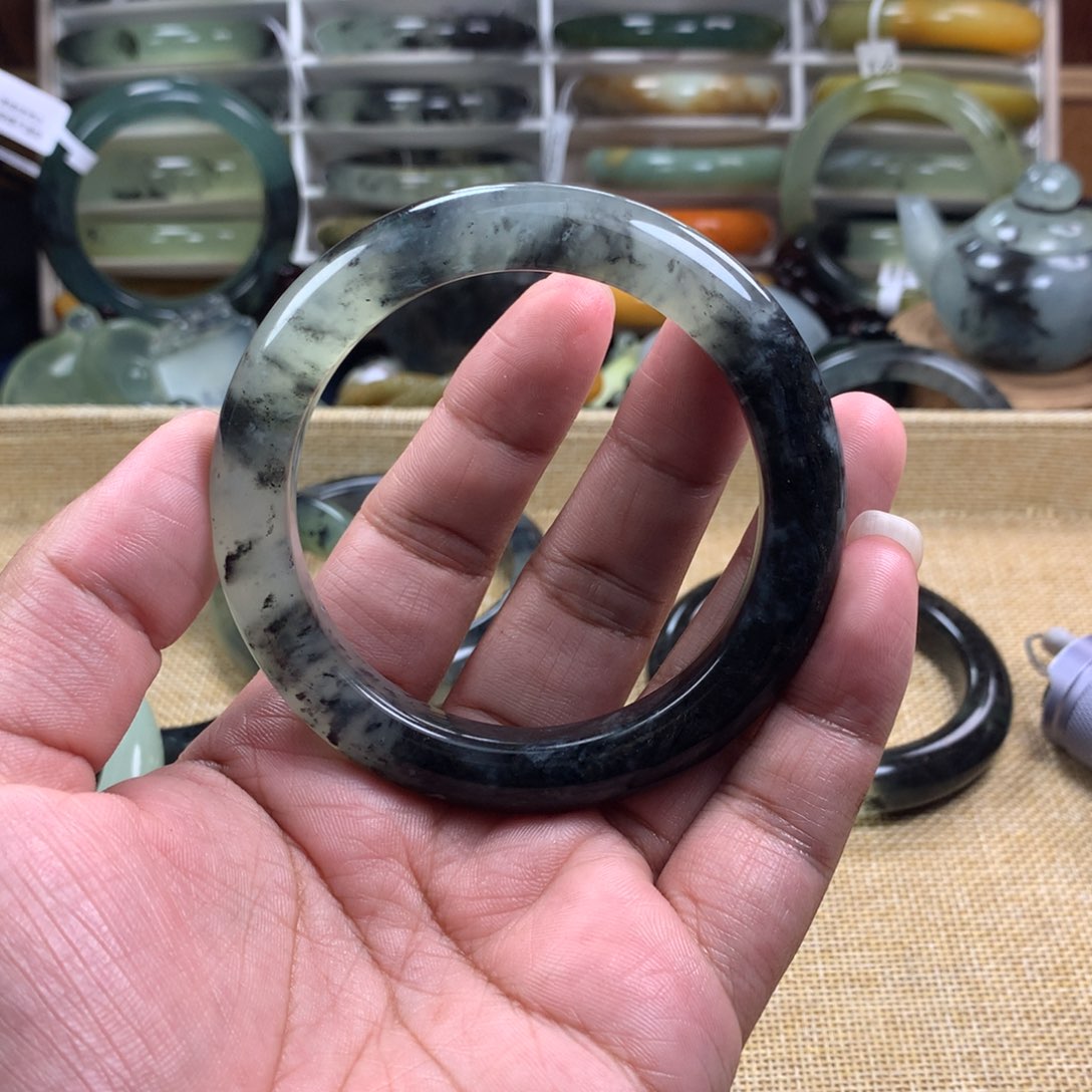 蛇纹石玉手镯未镶嵌文*