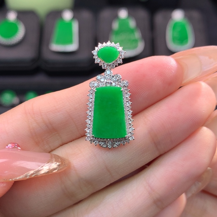 翡翠吊坠(不含链)18K金镶嵌