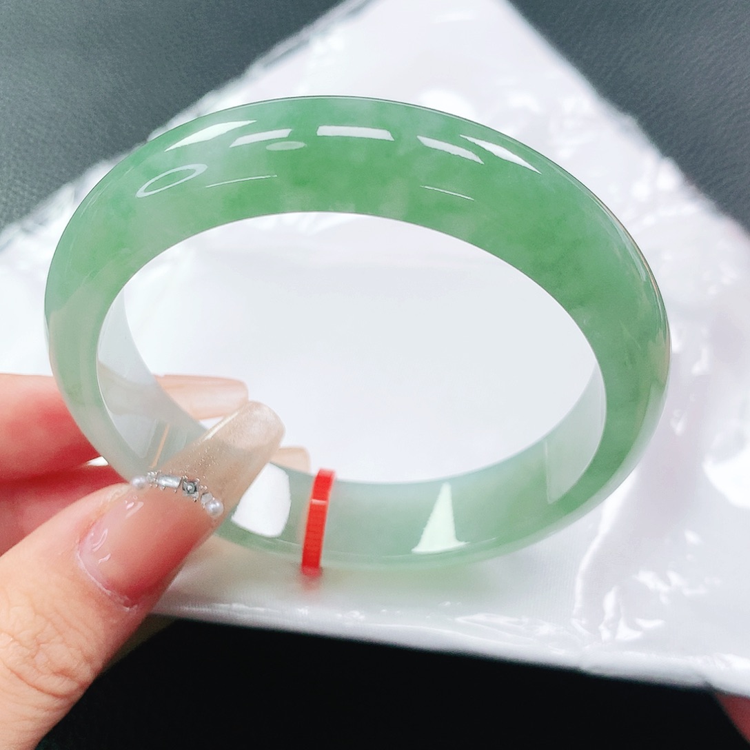 翡翠手镯未镶嵌55圈