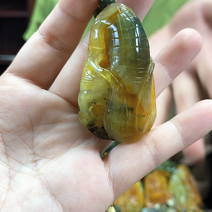 蛇纹石玉未镶嵌颈饰