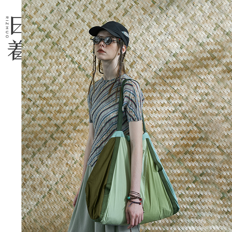 日着侠2025夏新款大容量单肩包印花拼接便携户外托特包女RD2263B0