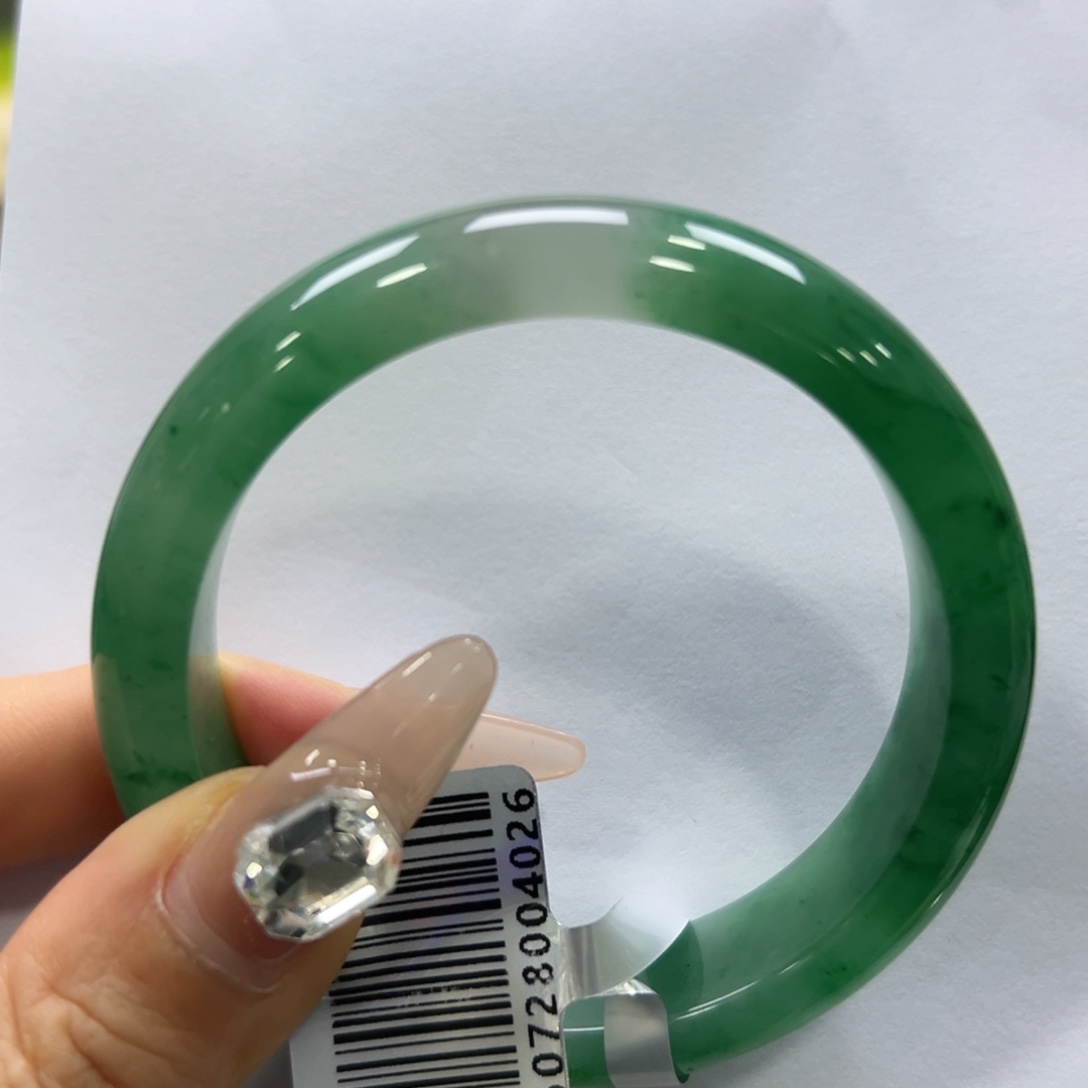 你***宝石英质玉手镯未镶嵌