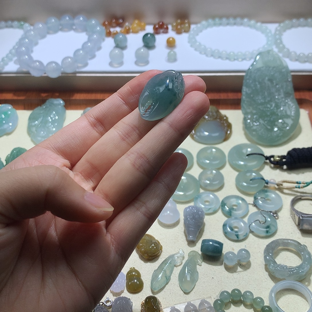 翡翠未镶嵌颈饰蟹钳