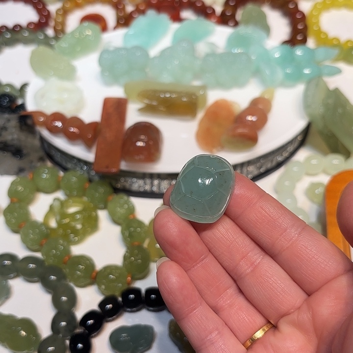 葡***）蛇纹石玉未镶嵌吊坠