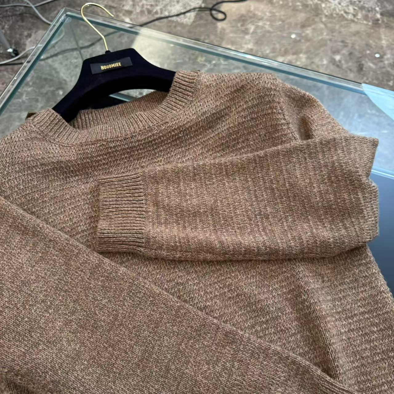 Hooomiee经典驼色衣领字母扣钉女士针织圆领毛衣ML24146