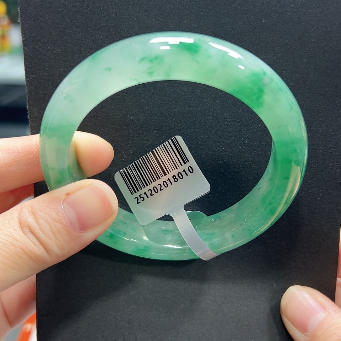 用***9石英质玉（非洲翠）未镶嵌手镯